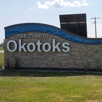 Welcome to Okotoks sign